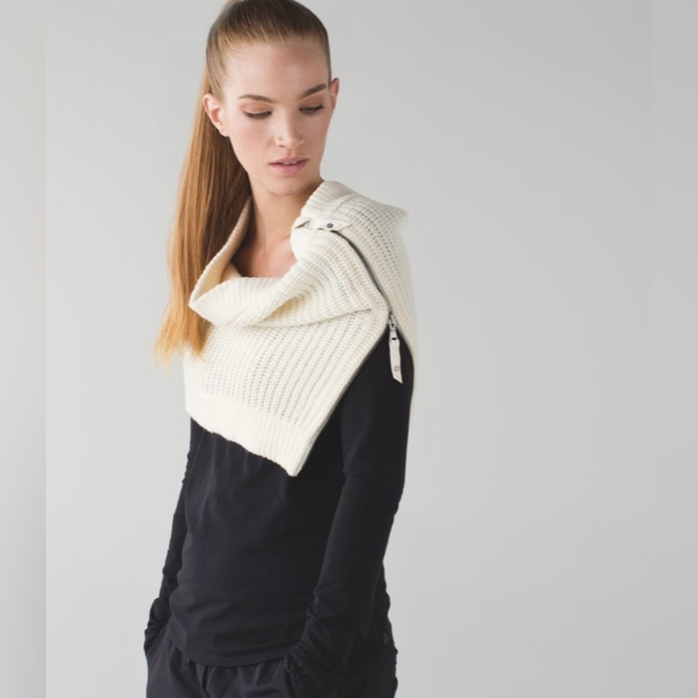 Lululemon Falling Freely Neck Warmer
Angel Wing